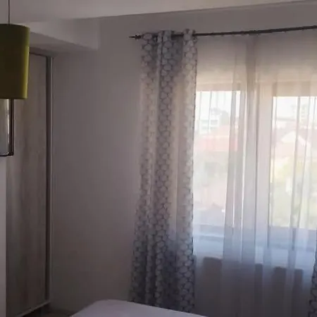 Nice Apartment Нэводари